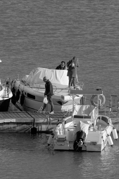 イタリア シチリア島 地中海 マリーナ ラグーザ ラグーザ州 2023年3月25日 港内の人々と豪華ヨット Editorial — ストック写真