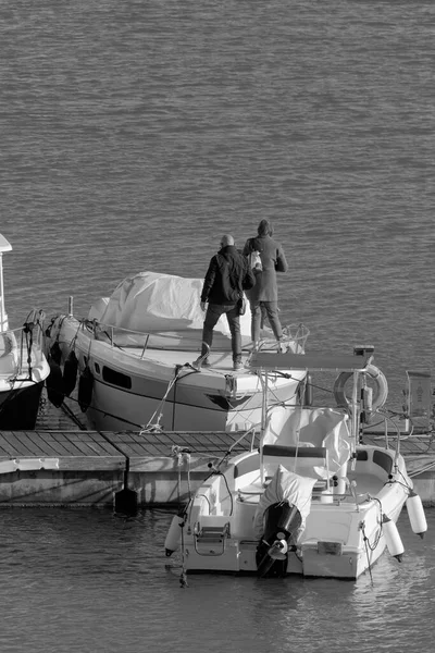 이탈리아 시칠리아 지중해 마리나 디라구 라구사 항구에서 요트를 사람들 — 스톡 사진