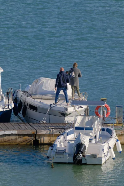 Italien Sicilien Medelhavet Marina Ragusa Ragusaprovinsen Människor Lyxyacht Hamnen — Stockfoto