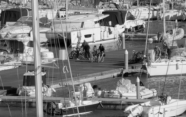 イタリア シチリア島 地中海 マリーナ ラグーザ ラグーザ州 2023年3月27日 港内の自転車 モーターボート 高級ヨットの人々 — ストック写真