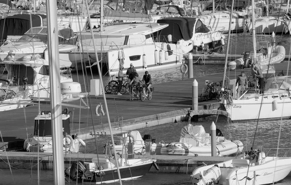 イタリア シチリア島 地中海 マリーナ ラグーザ ラグーザ州 2023年3月27日 港内の自転車 モーターボート 高級ヨットの人々 — ストック写真