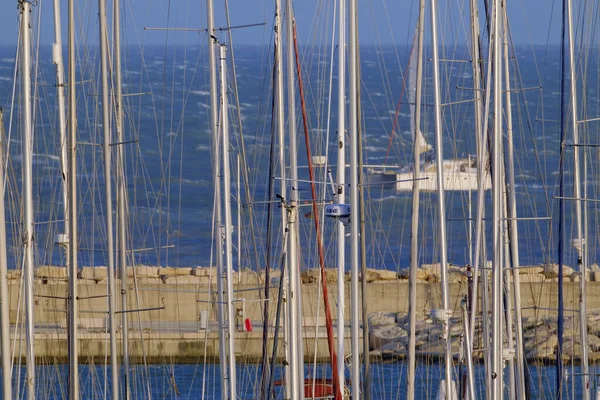 意大利 西西里 地中海 拉古萨海 拉古萨省 2023年3月27日 港口的帆船桅杆和后方的一艘帆船 Editorial — 图库照片