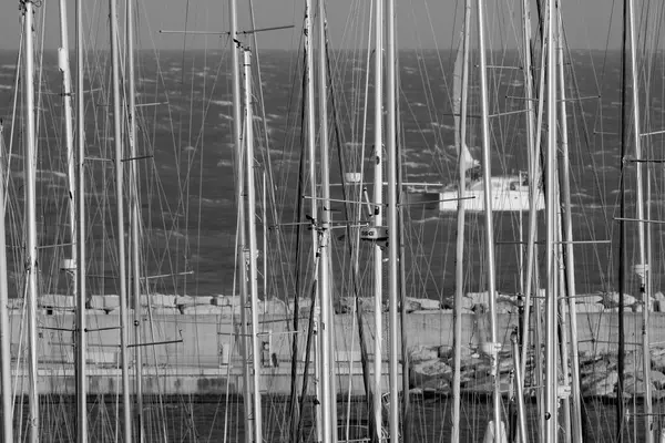 イタリア シチリア 地中海 マリーナ ラグーザ ラグーザ州 2023年3月27日 港内の帆船マストと背景にある帆船 Editorial — ストック写真
