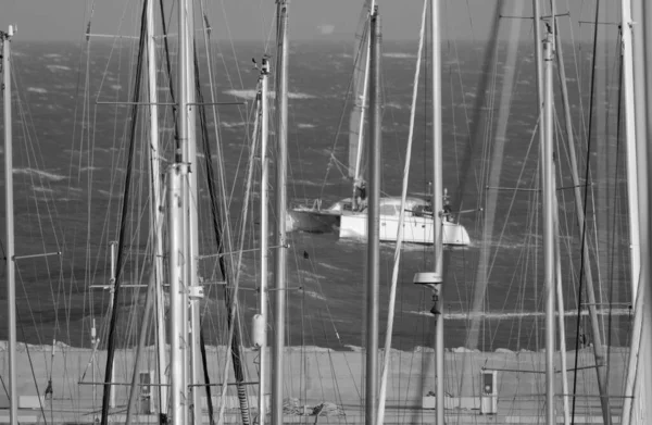 意大利 西西里 地中海 拉古萨海 拉古萨省 港口的帆船桅杆和后方的帆船 — 图库照片