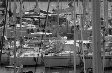 İtalya, Sicilya, Akdeniz, Marina di Ragusa (Ragusa ili); 28 Mart 2023, limanda lüks yatlar - EDITORIAL