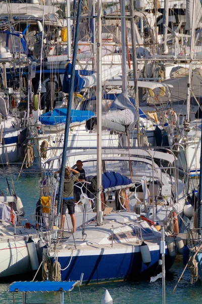 Itália Sicília Mar Mediterrâneo Marina Ragusa Província Ragusa Homens Barco — Fotografia de Stock