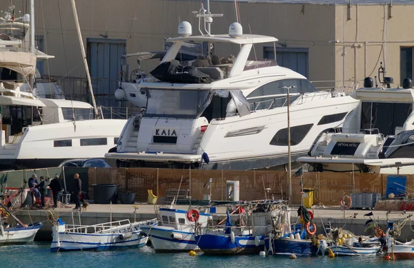 Italien Sicilien Marina Ragusa Ragusaprovinsen Mars 2023 Lokala Fiskebåtar Människor — Stockfoto