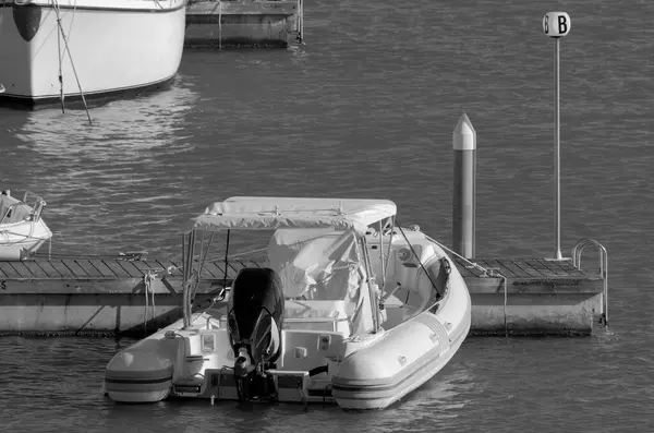 意大利 西西里 地中海 拉古萨港 拉古萨省 港内的汽艇和豪华游艇 — 图库照片
