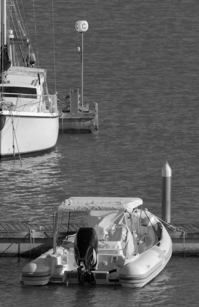 イタリア シチリア島 地中海 マリーナ ラグーザ ラグーザ州 港のモーターボートや高級ヨット — ストック写真