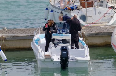 İtalya, Sicilya, Akdeniz, Marina di Ragusa (Ragusa Eyaleti); 7 Nisan 2023, limandaki bir motorlu tekne - EDITORIAL