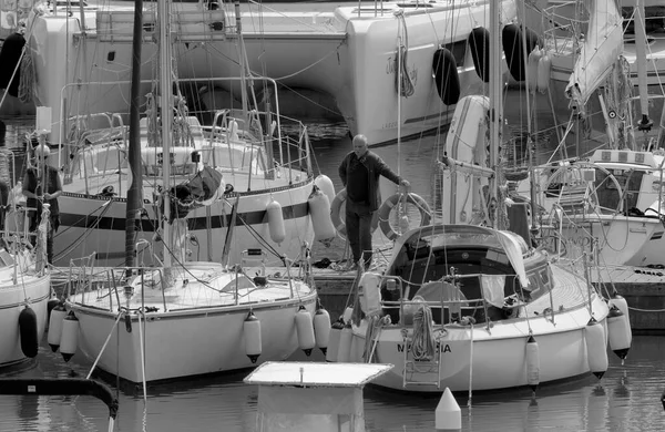 이탈리아 시칠리아해 지중해해 마리나 디라구 라구사 2023 항구에 사람들 요트들 — 스톡 사진