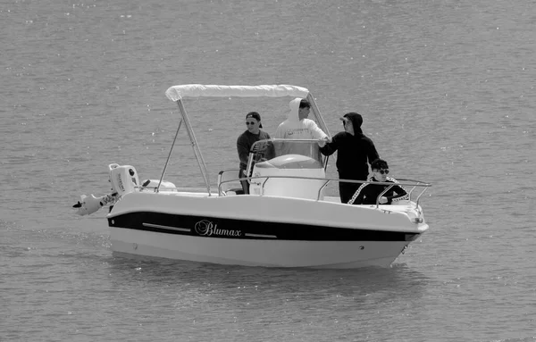 イタリア シチリア島 地中海 マリーナ ラグーザ ラグーザ州 4月2023 港のモーターボートに乗って若い男性 Editorial — ストック写真
