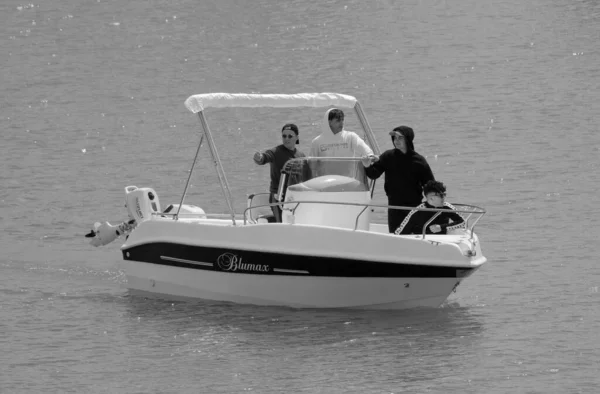 イタリア シチリア島 地中海 マリーナ ラグーザ ラグーザ州 4月2023 港のモーターボートに乗って若い男性 Editorial — ストック写真