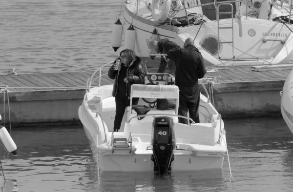 意大利 西西里 地中海 拉古萨海 拉古萨省 2023年4月7日 港口一艘汽艇上的乘客 Editorial — 图库照片