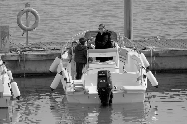 イタリア シチリア島 地中海 マリーナ ラグーザ ラグーザ州 4月2023 港のモーターボートに乗っている人々 Editorial — ストック写真