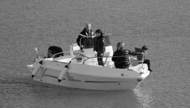 İtalya, Sicilya, Akdeniz, Marina di Ragusa (Ragusa Eyaleti); 8 Nisan 2023, limandaki bir motorlu tekne - EDITORIAL