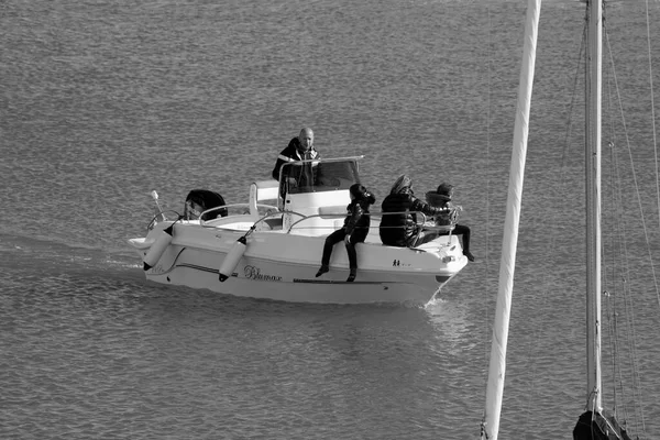 イタリア シチリア島 地中海 マリーナ ラグーザ ラグーザ州 4月2023 港のモーターボートに乗っている人々 Editorial — ストック写真