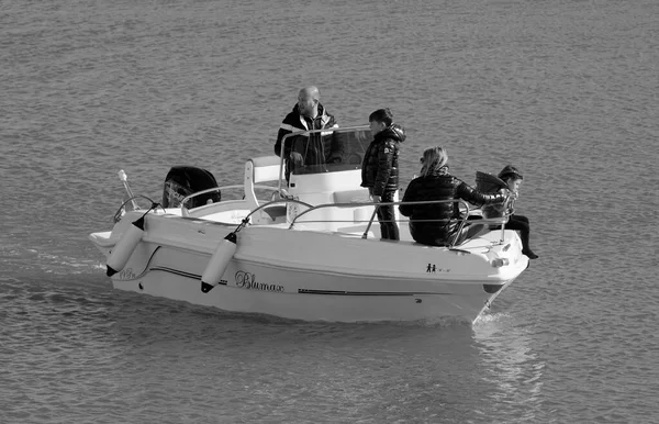 Italien Sicilien Medelhavet Marina Ragusa Ragusaprovinsen April 2023 Personer Motorbåt — Stockfoto