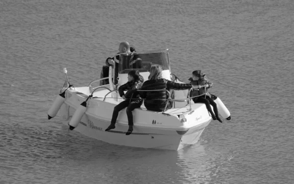 意大利 西西里 地中海 拉古萨海 拉古萨省 2023年4月8日 港口一艘汽艇上的人 Editorial — 图库照片
