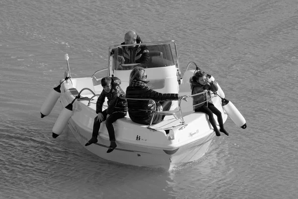 Italien Sicilien Medelhavet Marina Ragusa Ragusaprovinsen April 2023 Personer Motorbåt — Stockfoto