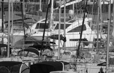 İtalya, Sicilya, Akdeniz, Marina di Ragusa (Ragusa ili); 10 Nisan 2023, limanda lüks yatlar - EDITORIAL