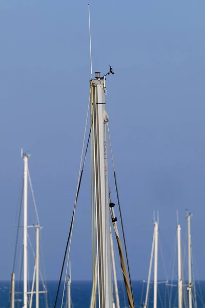 意大利 西西里 地中海 拉古萨海 拉古萨省 2023年4月11日 港口的帆船桅杆 Editorial — 图库照片