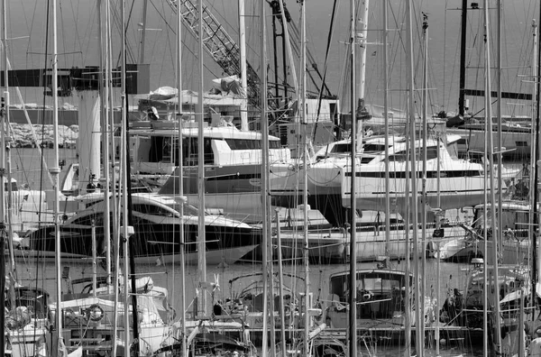 イタリア シチリア島 地中海 マリーナ ラグーザ ラグーザ州 2023年4月12日 港内の豪華なヨット Editorial — ストック写真