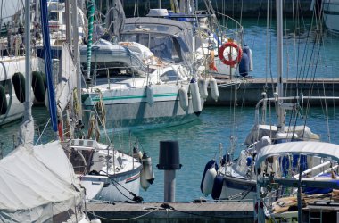 İtalya, Sicilya, Akdeniz, Marina di Ragusa (Ragusa Eyaleti); limanda lüks yatlar 