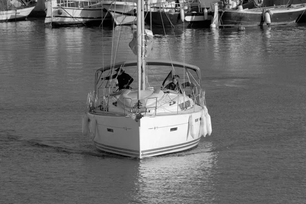 イタリア シチリア島 地中海 マリーナ ラグーザ ラグーザ州 5月2023 ポート内の帆船上の男性 編集部 — ストック写真