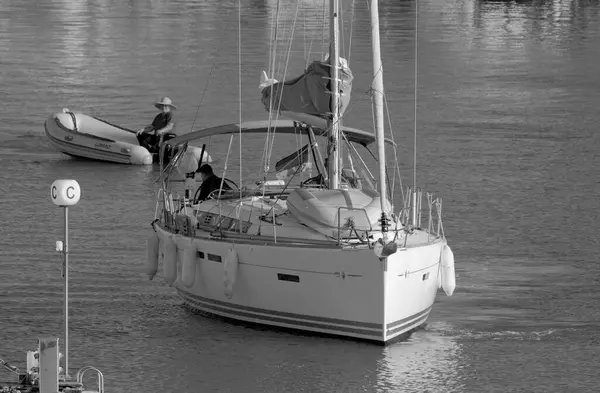 イタリア シチリア島 地中海 マリーナ ラグーザ ラグーザ州 5月2023 ポート内の帆船上の男性 編集部 — ストック写真