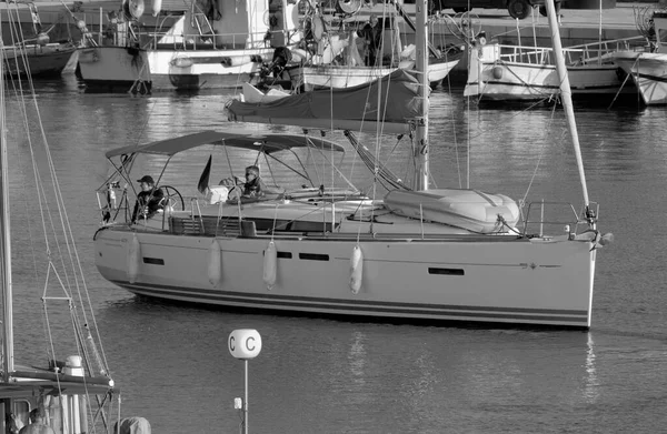 Italien Sicilien Medelhavet Marina Ragusa Ragusaprovinsen Maj 2023 Män Segelbåt — Stockfoto