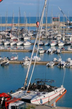 İtalya, Sicilya, Akdeniz, Marina di Ragusa (Ragusa Eyaleti); 4 Mayıs 2023, limanda tekne enkazı yangını