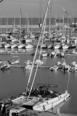 İtalya, Sicilya, Akdeniz, Marina di Ragusa (Ragusa Eyaleti); 4 Mayıs 2023, limanda tekne enkazı yangını