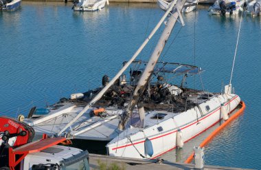 İtalya, Sicilya, Akdeniz, Marina di Ragusa (Ragusa Eyaleti); 4 Mayıs 2023, limanda tekne enkazı yangını