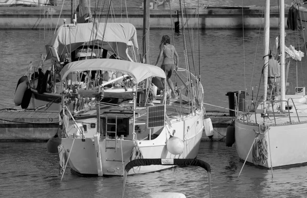 意大利 西西里 地中海 拉古萨海 拉古萨省 港口一艘帆船上的妇女 — 图库照片