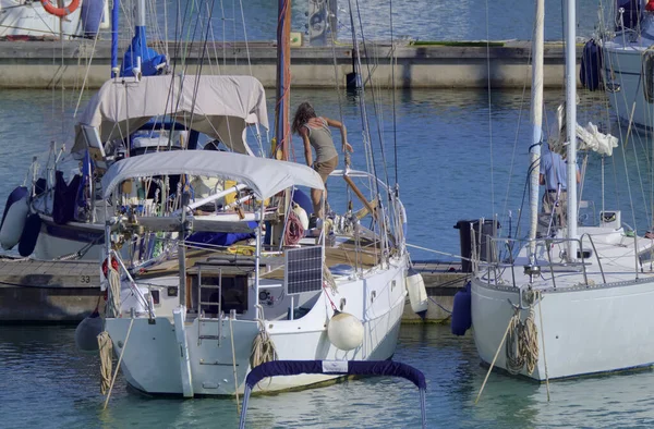 Italia Sicilia Mar Mediterraneo Marina Ragusa Provincia Ragusa Donna Barca — Foto Stock