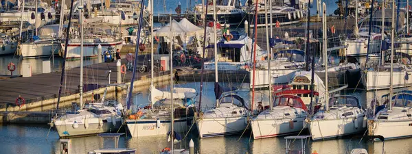 意大利 西西里 地中海 拉古萨港 拉古萨省 2023年5月6日 港口内的人员和豪华游艇 Editorial — 图库照片