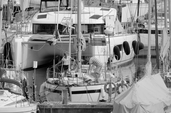 Italien Sicilien Medelhavet Marina Ragusa Ragusaprovinsen Maj 2023 Par Segelbåt — Stockfoto
