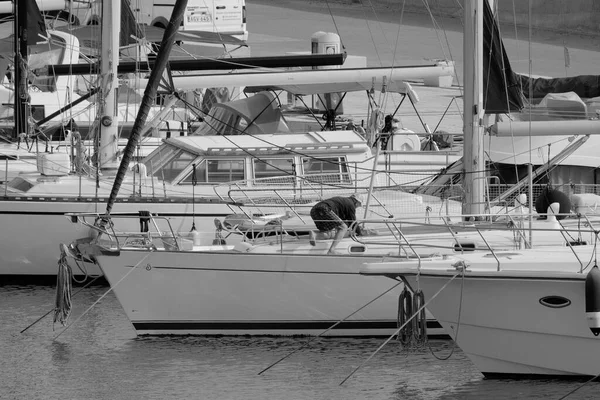 意大利 西西里 地中海 拉古萨海 拉古萨省 港口帆船上的人 — 图库照片