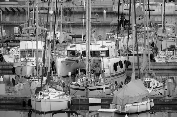 Italien Sicilien Medelhavet Marina Ragusa Ragusaprovinsen Maj 2023 Människor Segelbåt — Stockfoto