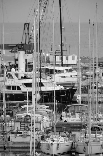 イタリア シチリア島 地中海 マリーナ ラグーザ ラグーザ州 5月2023 日没時に港の高級ヨット Editorial — ストック写真