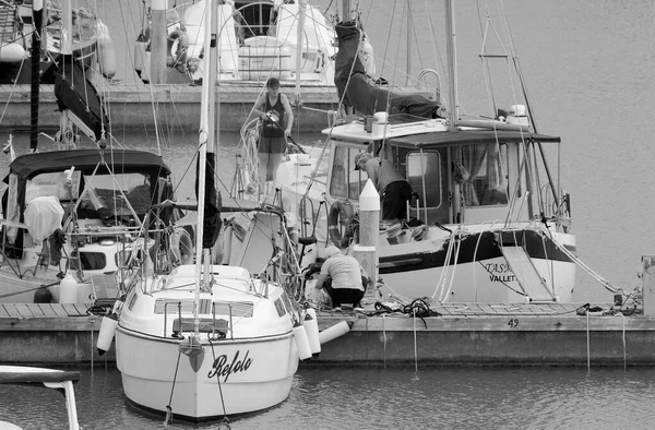 イタリア シチリア島 地中海 マリーナ ラグーザ ラグーザ州 5月2023 ポート内のセーリングボートの人々 編集部 — ストック写真