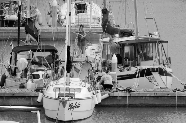 意大利 西西里 地中海 拉古萨海 拉古萨省 2023年5月9日 港口一艘帆船上的乘客 Editorial — 图库照片