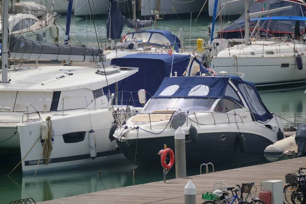 イタリア シチリア島 地中海 マリーナ ラグーザ ラグーザ州 2023年5月10日 港内の豪華なヨット Editorial — ストック写真