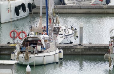 İtalya, Sicilya, Akdeniz, Marina di Ragusa (Ragusa Eyaleti); limanda yelkenli tekneler 