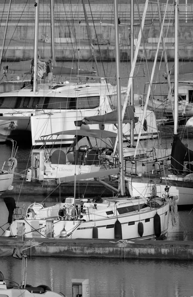 이탈리아 시칠리아해 지중해 마리나 디라구 라구사 2023 항해하는 남자들 요트를 — 스톡 사진