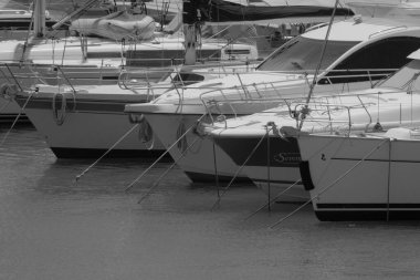 İtalya, Sicilya, Akdeniz, Marina di Ragusa (Ragusa ili); 11 Mayıs 2023, limanda lüks yatlar - EDITORIAL