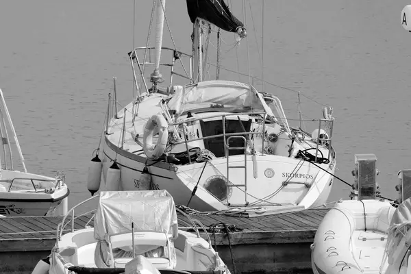 西西里 地中海 拉古萨港 拉古萨省 2023年5月12日 港口内的汽艇和豪华游艇 Editorial — 图库照片