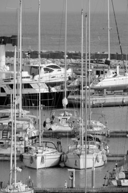 İtalya, Sicilya, Akdeniz, Marina di Ragusa (Ragusa ili); 14 Mayıs 2023, limanda lüks yatlar - EDITORIAL