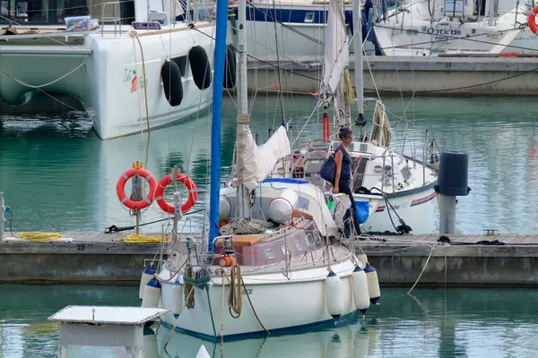 İtalya, Sicilya, Akdeniz, Marina di Ragusa (Ragusa Eyaleti); 15 Mayıs 2023, limanda kadın ve lüks yatlar - EDITORIAL